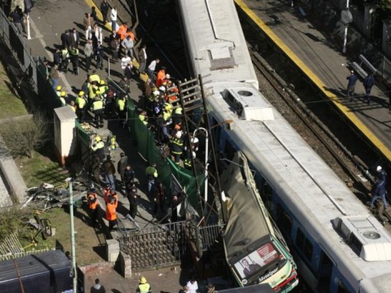 В Хорватии поезд на железнодорожном переезде врезался в автобус с пассажирами