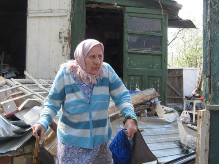 Дом учительницы на Печерске снова штурмовали: ломали забор и бросались камнями