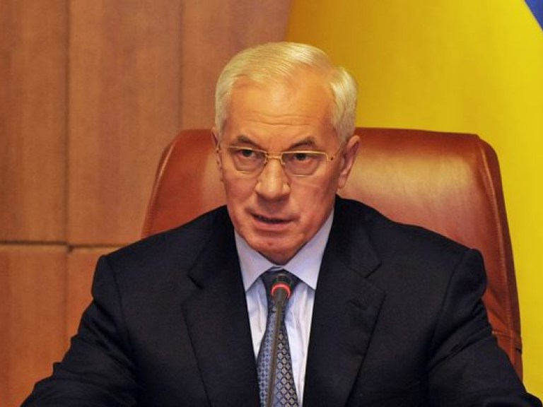 Азаров вернулся на работу