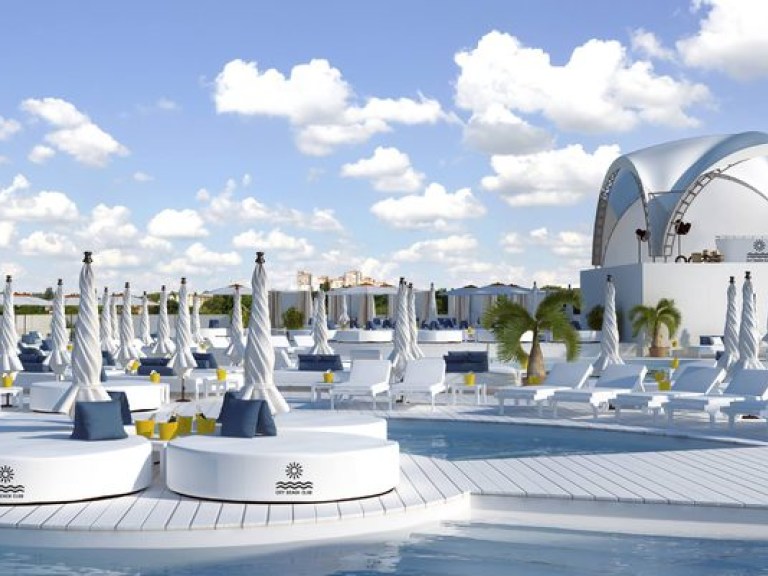 Через две недели в центре Киева откроется современный пляж на крыше (ФОТО)