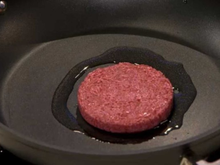 В Лондоне изготовили первый гамбургер из искусственного мяса (ВИДЕО)
