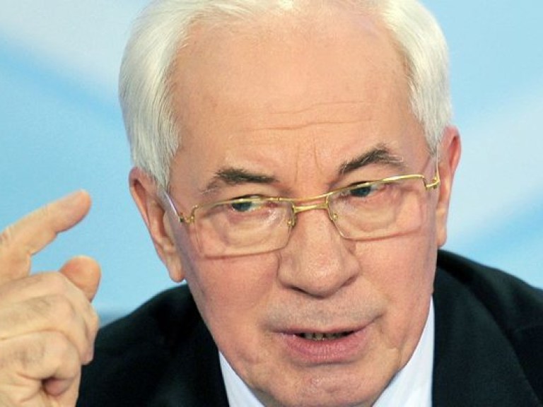 Азаров пожаловался, что столичная оппозиция мешает Киеву развиваться
