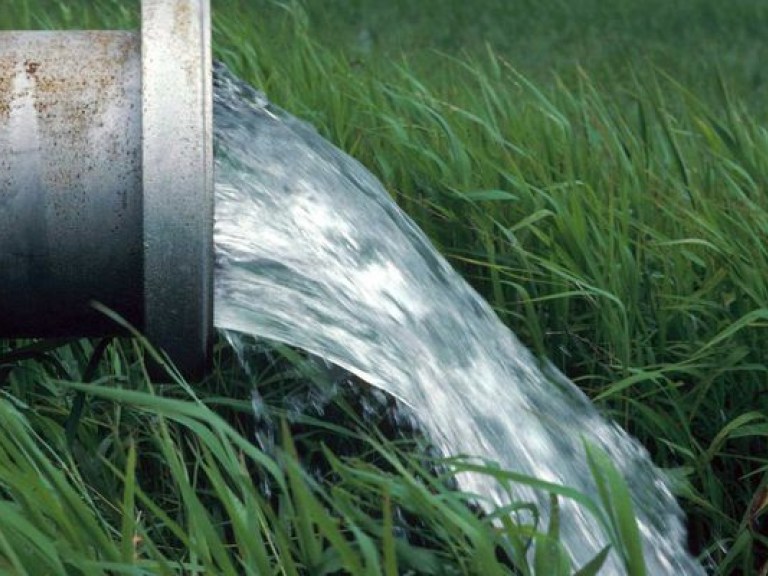 Эксперт: Каждый год в украинские водоемы сбрасывается 8,5 миллионов сточных вод