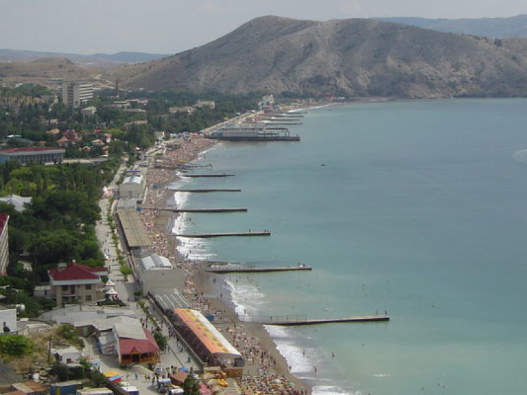 Отдых в Крыму портят холодная вода и огромные медузы