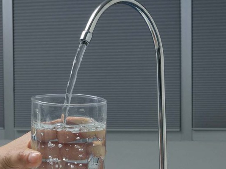 Эксперт рассказал, какую воду можно пить, чтобы не отравиться