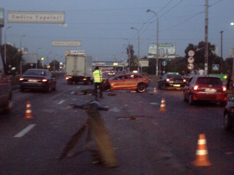 В Киеве в результате уличных гонок погиб водитель иномарки (ФОТО)