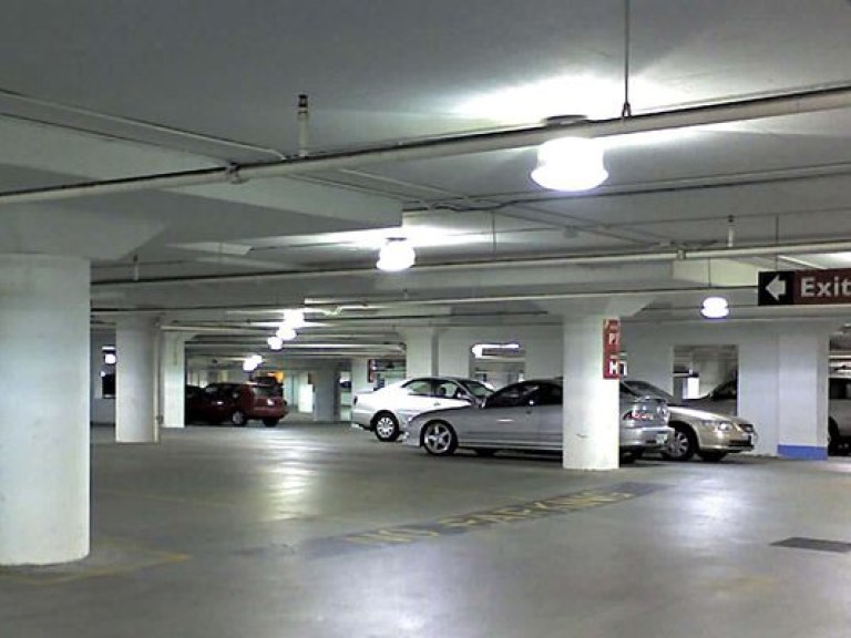 Возле «Ипподрома» открыли новый автомобильный паркинг