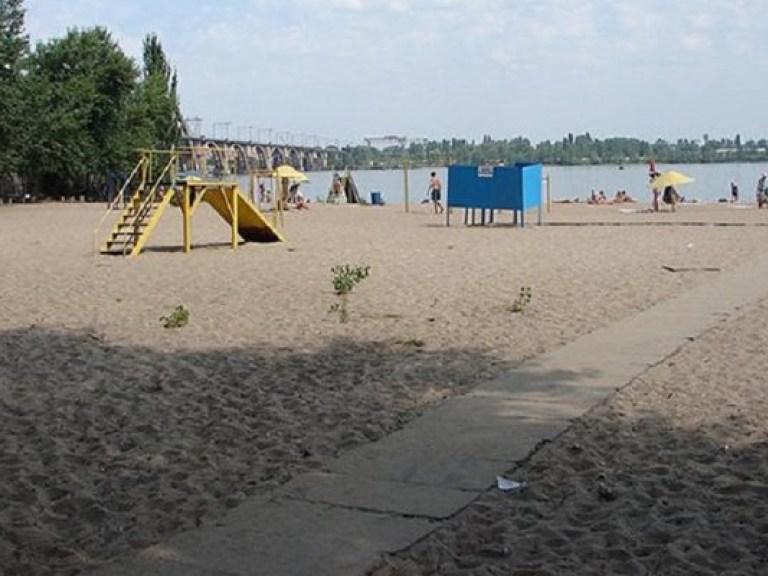 В Запорожской области 13 отдыхающих на пляже заразились менингитом