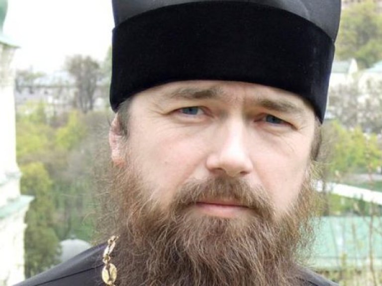 Несмотря на дождь, многие люди пришли на могилу о.Лонгина — сегодня 9 дней с его смерти