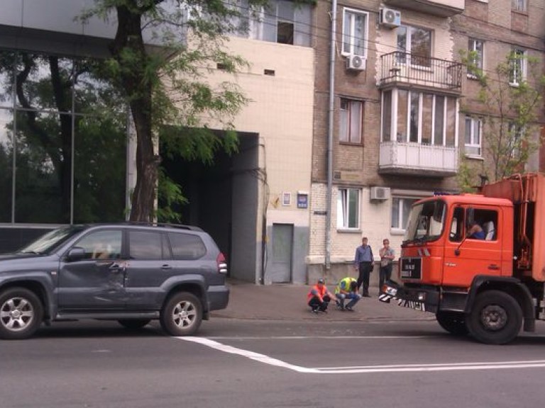 В Киеве блондинка на внедорожнике врезалась в мусоровоз (ФОТО)