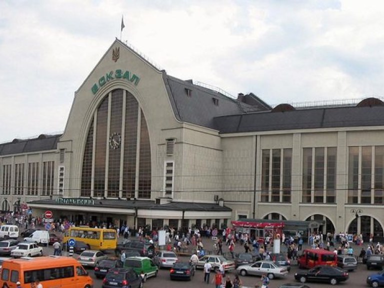 Таксисты возмущены, что на киевский вокзал пускают только две службы