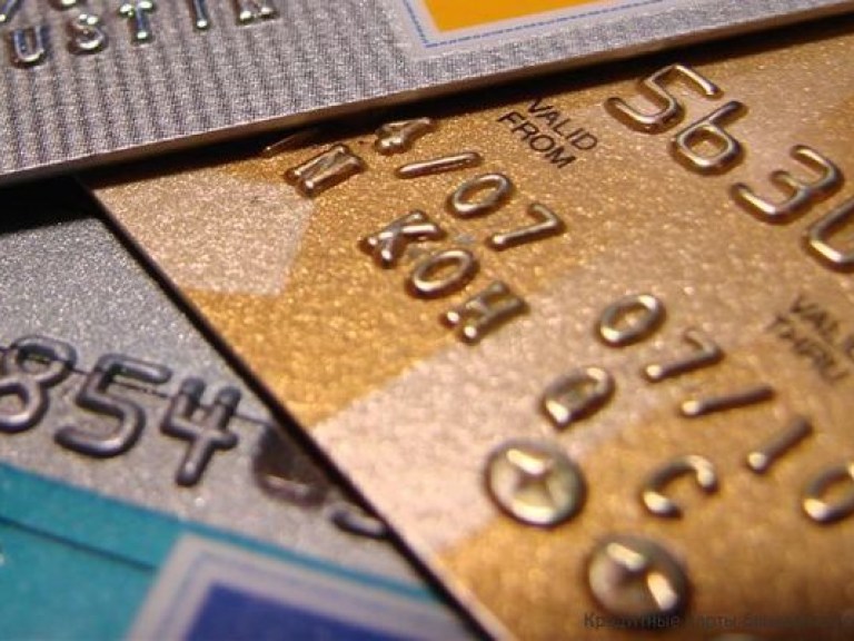 Жестокие продажи: под страхом увольнения банкиры «впаривают» клиентам невыгодные кредитные карточки