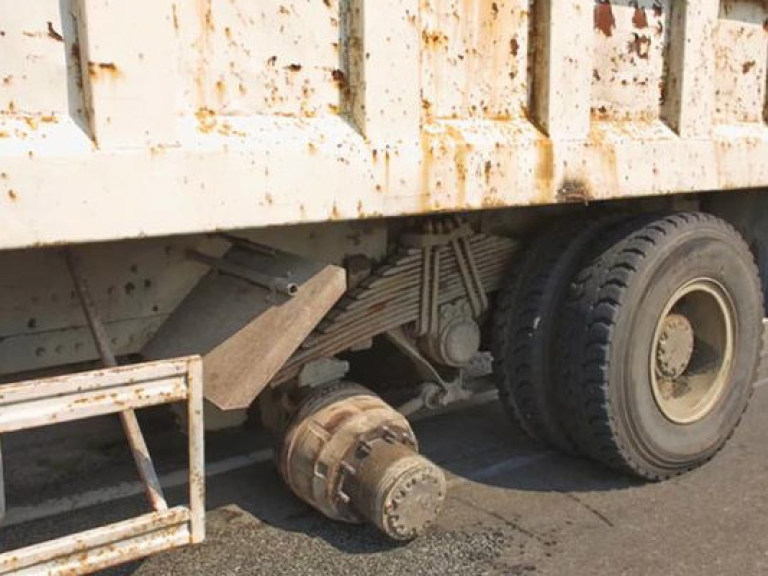 На Закарпатье отвалившееся колесо от грузовика убило женщину
