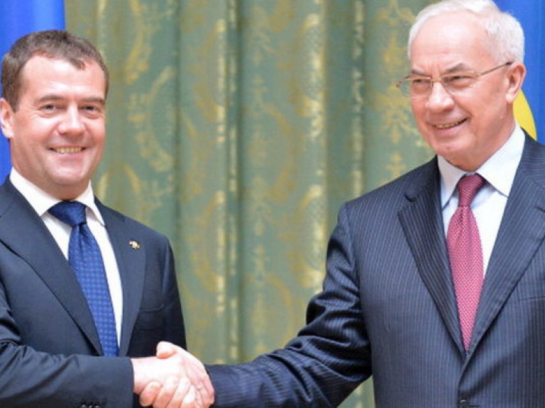 Медведев обсудил с Азаровым «торговую войну» по телефону