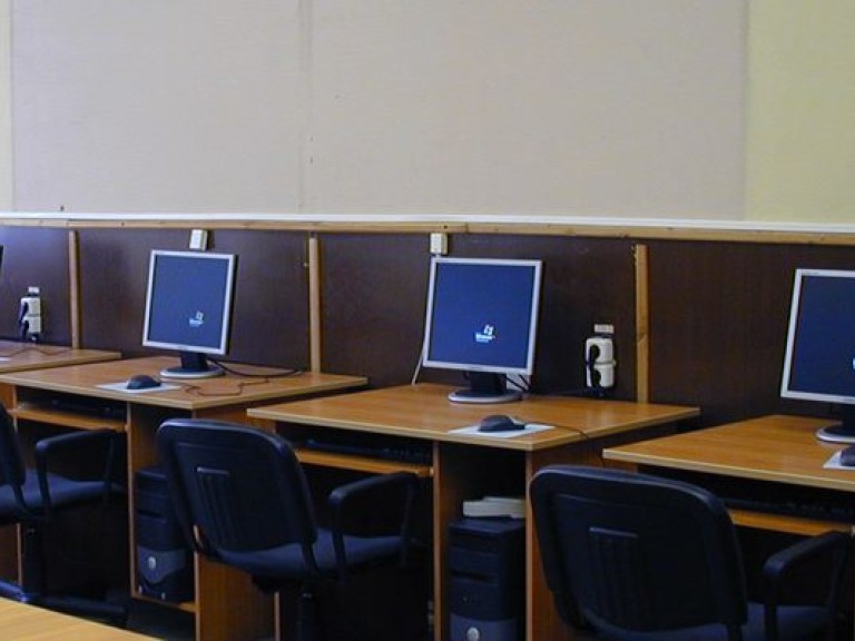 Д.Табачник: Все школы Украины обеспечены компьютерными классами