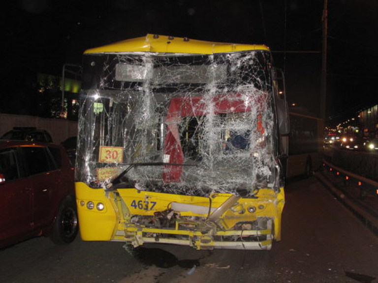 В Киеве столкнулись два троллейбуса: пассажиры получили серьезные травмы (ФОТО)