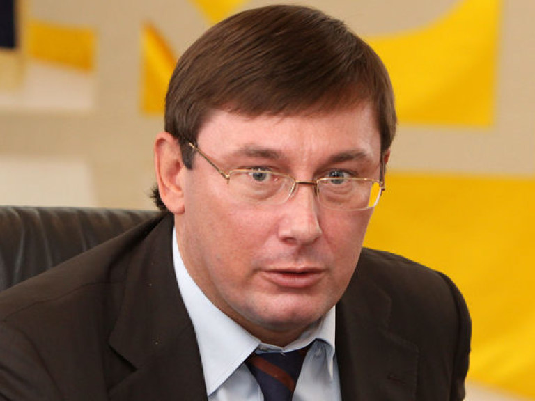 Янукович должен добиться изменения Конституции – Луценко