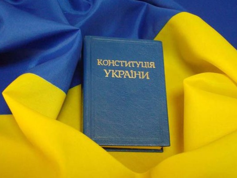 Конституция Украины будет изменена в 2014 году – Кравчук