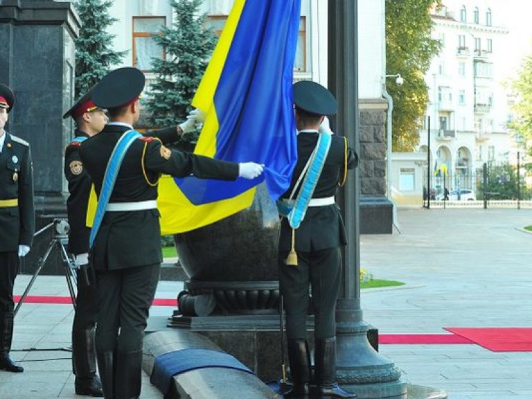 Янукович поднял желто-голубой флаг возле своей администрации