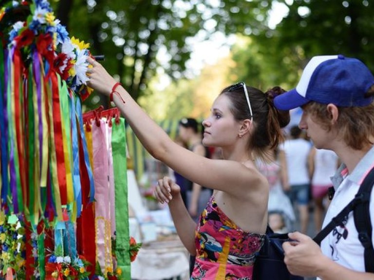 В Одессе люди в вышиванках выстраиваются для фиксации рекорда