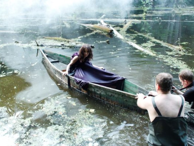 Клип на песню Виктора Цоя снимали в болоте под Киевом