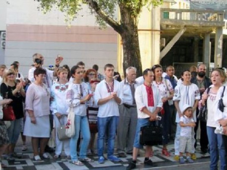 В Днепропетровске впервые устроили парад вышиванок