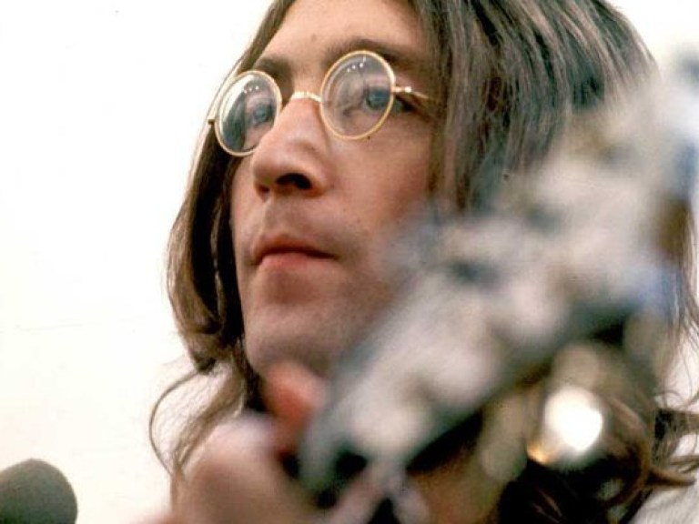 Легендарный пиджак музыканта Джона Леннона продали за 11 тысяч долларов