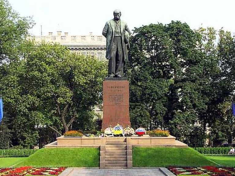 Руководство страны возложило цветы к памятникам Т. Шевченко и М. Грушевскому