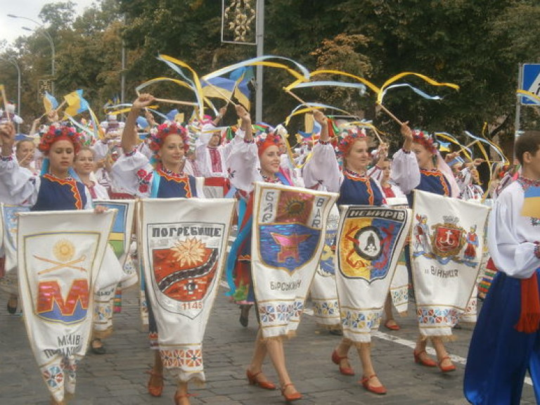 Парад в центре Киева: чудо-птицы и тысячи вышиванок (ФОТО)