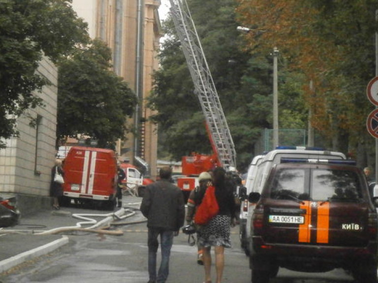 Пожар в Национальном медуниверситете уничтожил 300 кв. метров крыши (ФОТО)