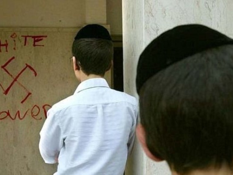 В ночь на 25 августа николаевскую синагогу разрисовали свастикой