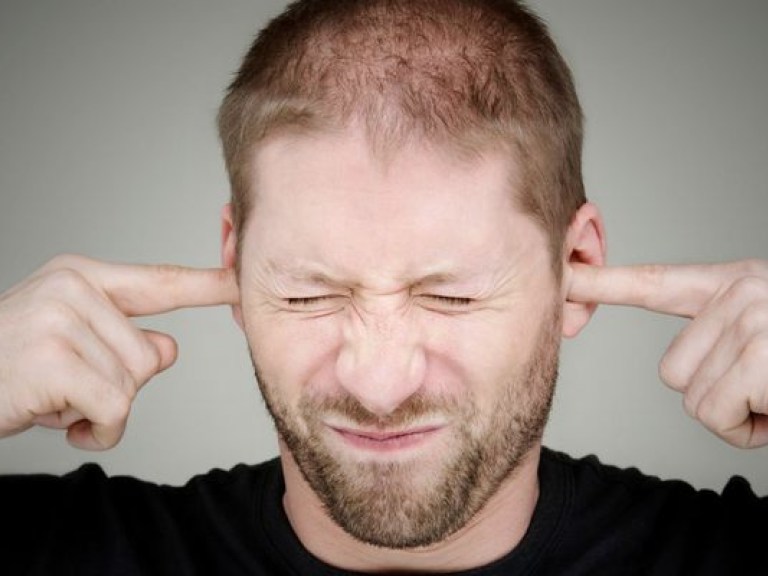 Шум в ушах может сигнализировать о серьезных заболеваниях организма