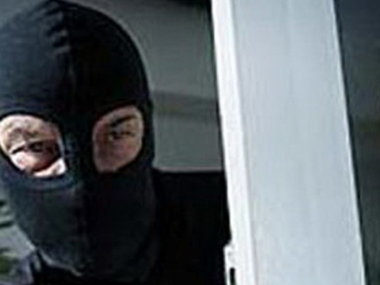 Разбойное нападение на крымского бизнесмена: люди в масках похитили крупную сумму денег (ФОТО)