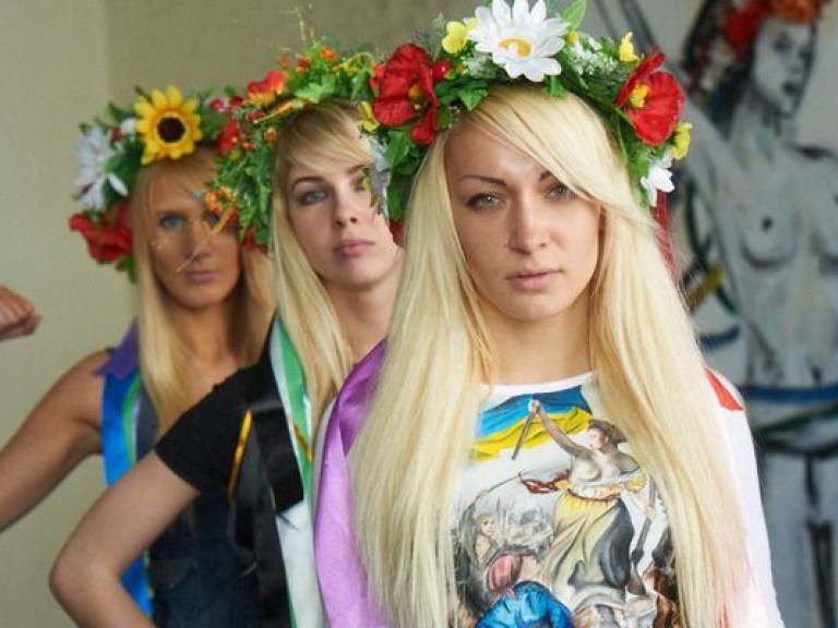 Активистки Femen сбежали из Украины