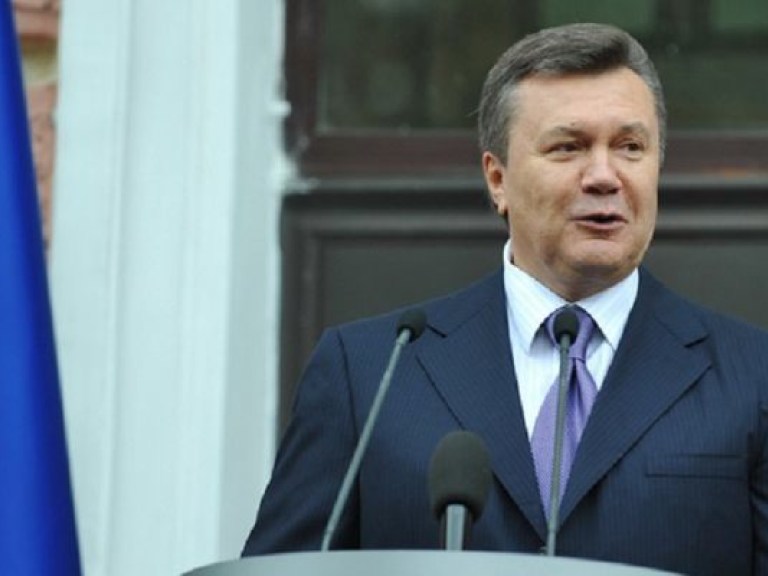 Янукович наведался в одну из столичных школ, чтобы поздравить учеников