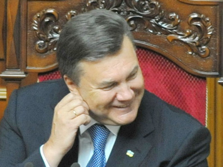 Янукович придет во вторник к депутатам