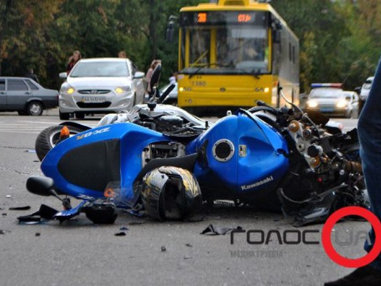 В центре Киева внедорожник на куски разорвал два мотоцикла (ФОТО)