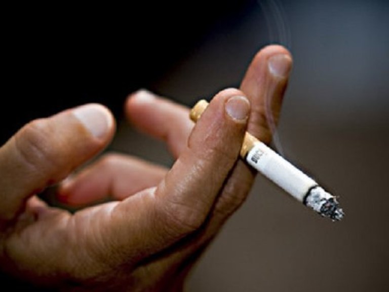 ВОЗ: Ежегодно пробуют курить 300 тысяч подростков