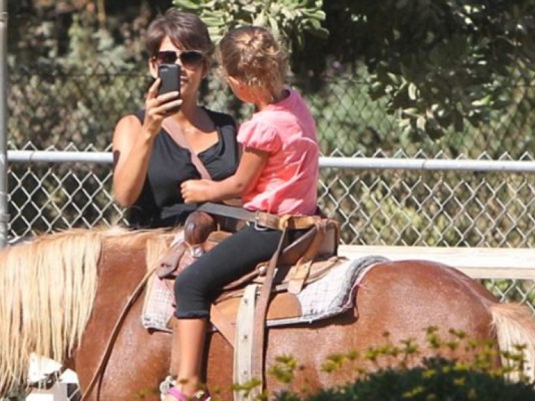 Беременная Холли Берри веселится с дочерью  в парке развлечений (ФОТО)