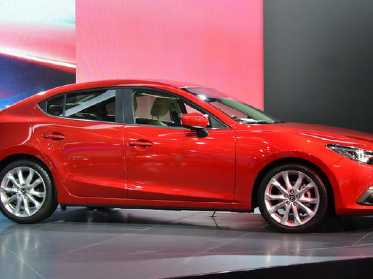 Новая Mazda «трешка» стала легче, но жестче (ФОТО)
