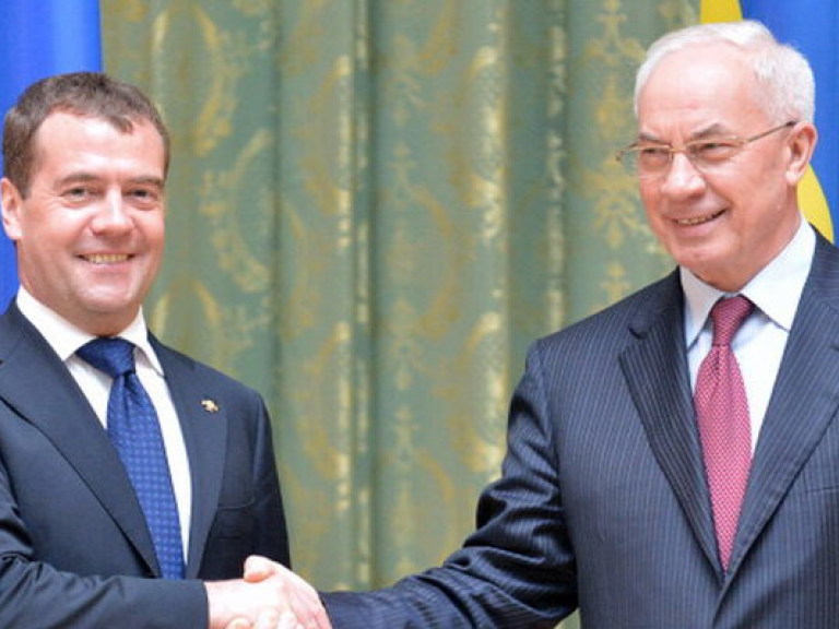 Азаров поздравил Медведева с 48-летием
