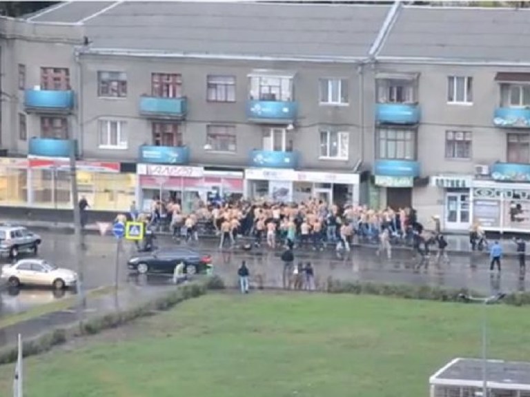 Фанаты «Металлиста» и «Динамо» устроили страшное побоище прямо в центре Харькова (ВИДЕО)