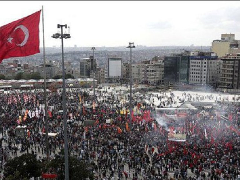 Беспорядки в Турции продолжаются: полиция применяет резиновые пули и брандспойты