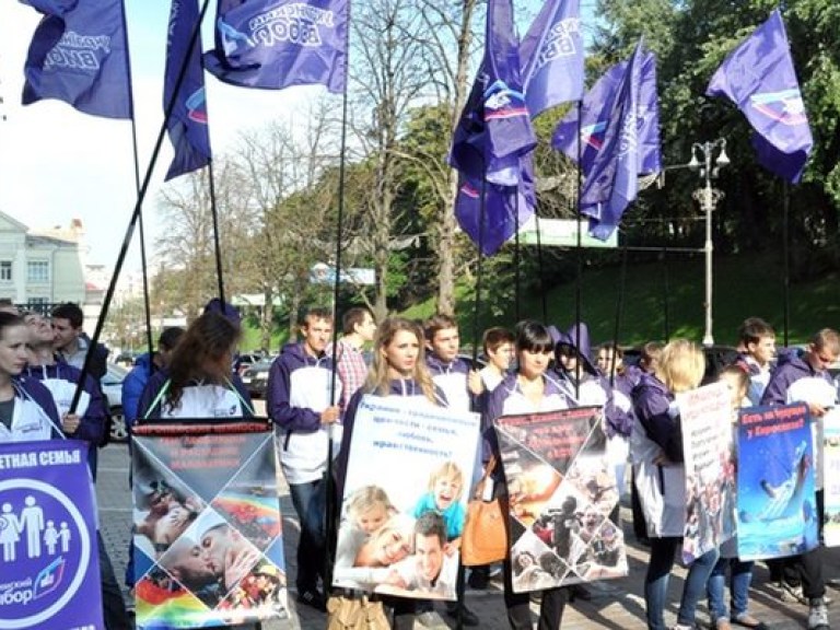 Активисты «Украинского выбора» провели акцию у Кабмина против Соглашения с ЕС