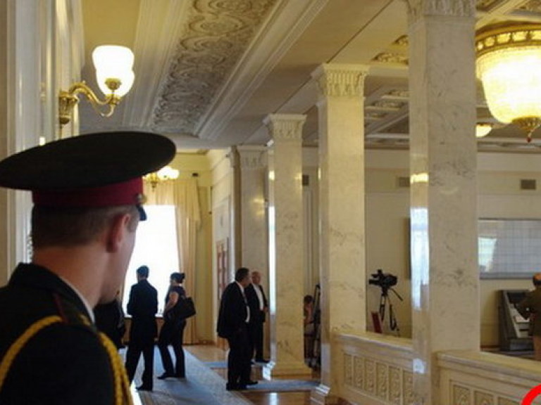 Министры отправили в парламент заместителей, а сами отправились в Ялту