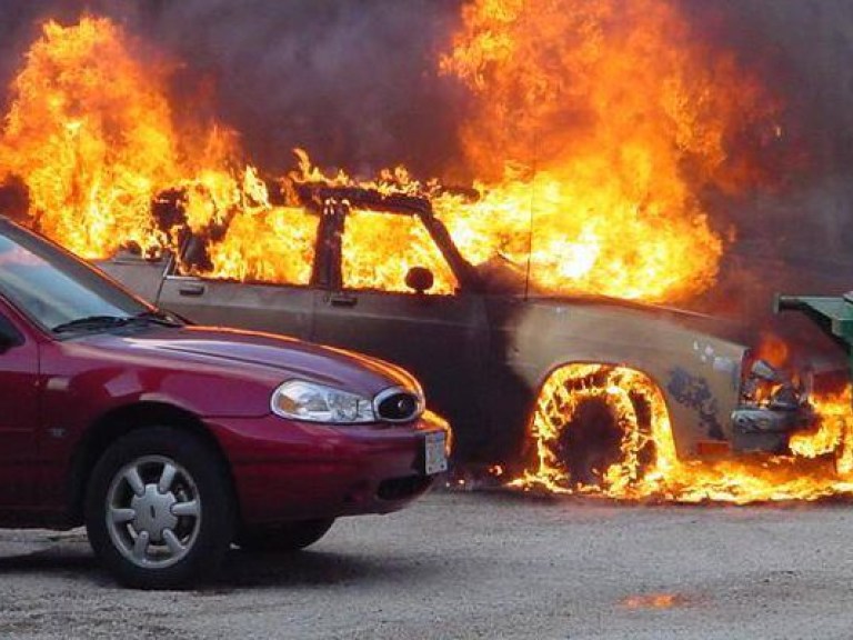В Киеве взорвали автомобиль с бизнесменом внутри, он получил серьезные ранения