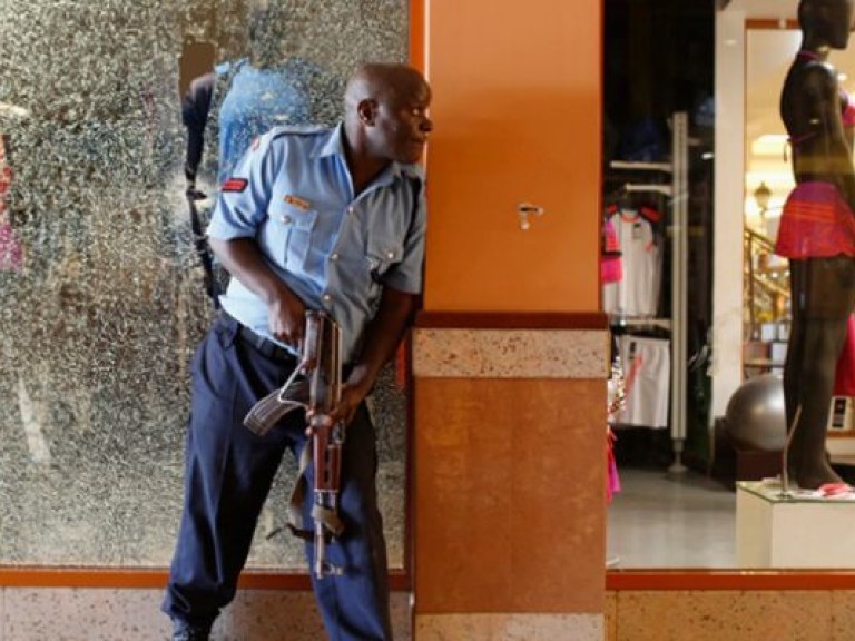 Боевиков, захвативших заложников в ТЦ в Найроби,возглавляет британка