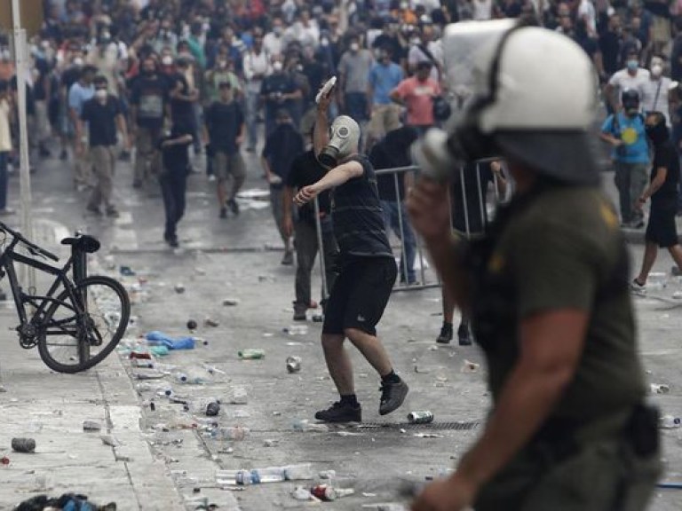 В ходе массовых беспорядков в Афинах украинцы не пострадали – МВД Греции
