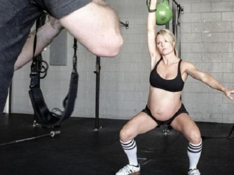 Спортсменка на 8-м месяце беременности продолжает «рвать снаряды» весом более 50 кг (ВИДЕО)