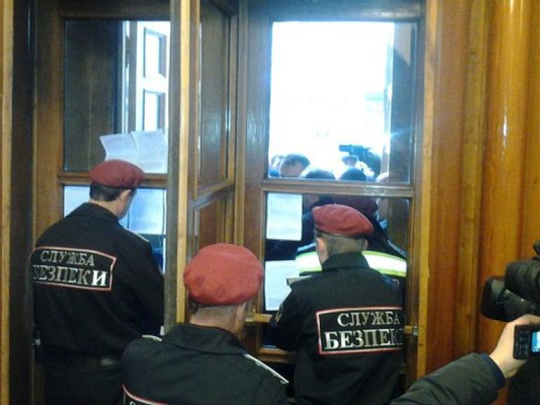 Под Киевсоветом собрались сотни митингующих